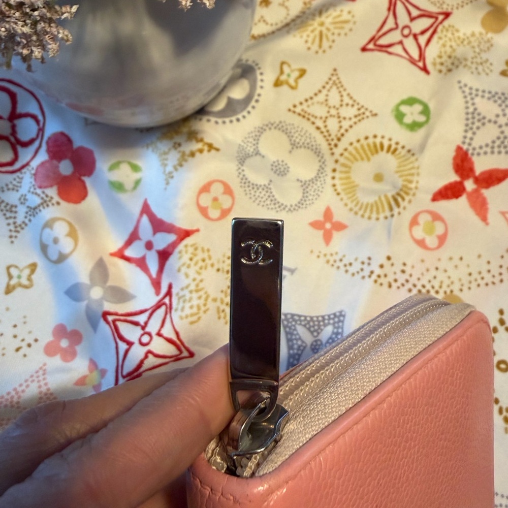 🩷Chanel Zip around Wallet in Pink Caviar leather🩷Cute summer colour. Authentic - Picture 3 of 17